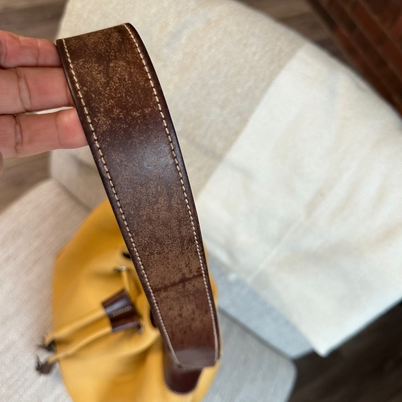 🛍️Vintage Dooney & Bourke yellow/brown leather bucket shoulder Bag. (14X12X6) - Picture 13 of 16